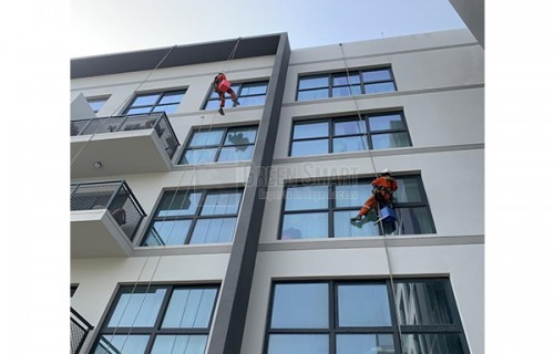 Residential Building – External Glass Cleaning